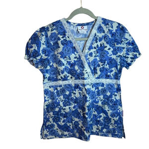 NWT WHITE CROSS FLORAL SCRUB TOP